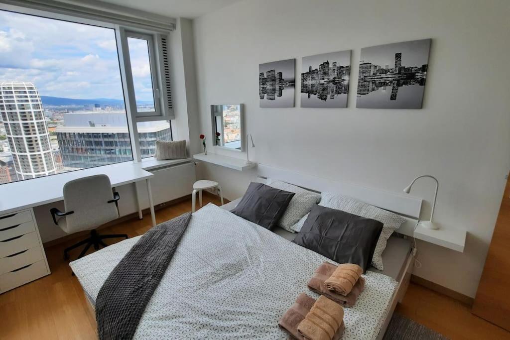 Apartment Unrivaled Look Over The City, 27th. Floor, Access 24/7 Pressburg