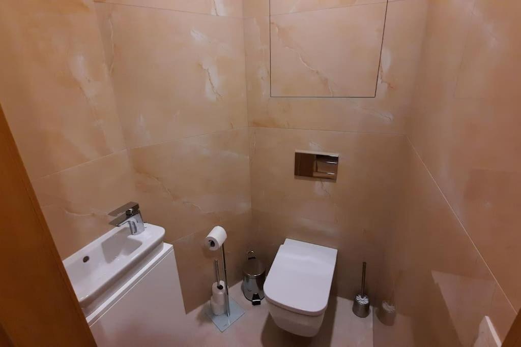 Unrivaled Look Over The City, 27th. Floor, Access 24/7 * Pozsony