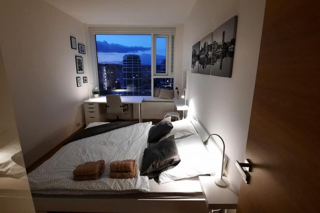 Apartment Unrivaled Look Over The City, 27th. Floor, Access 24/7 Pressburg