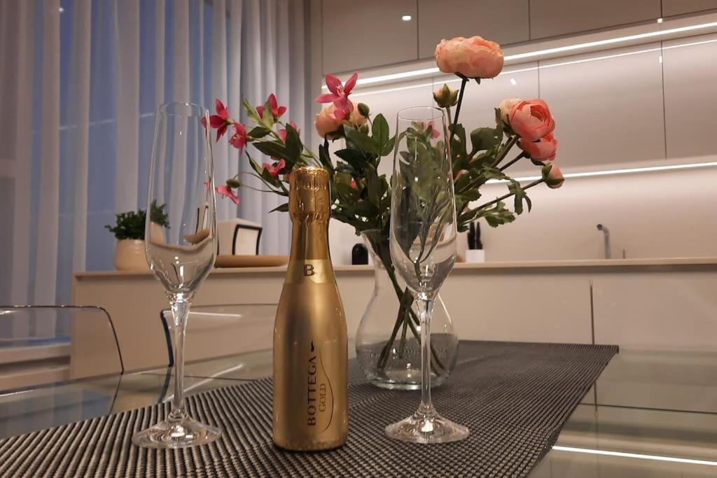 Unrivaled Look Over The City, 27th. Floor, Access 24/7 Pressburg