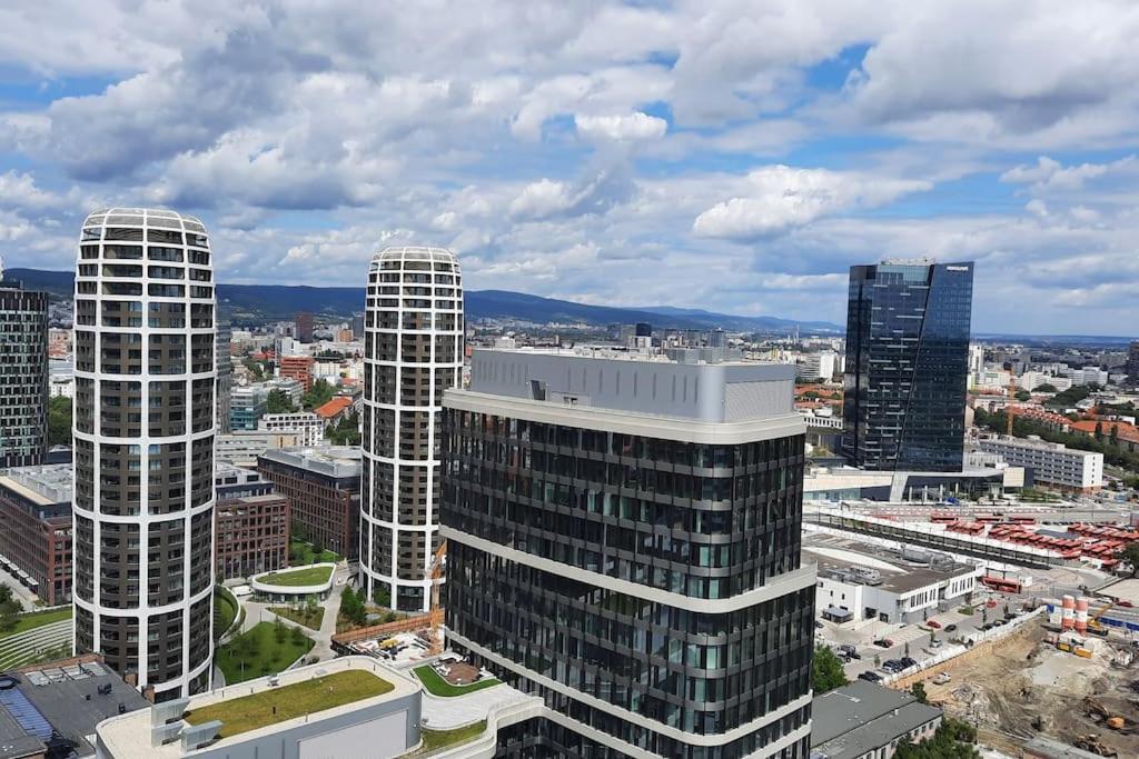 Unrivaled Look Over The City, 27th. Floor, Access 24/7 Apartment Pressburg