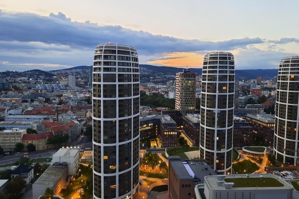 Apartment Unrivaled Look Over The City, 27th. Floor, Access 24/7 Pressburg